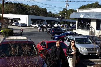 Art Stroll Guests Arriving